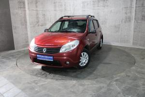 Красный Renault Sandero 1.6 MT (84 л.с.) 2010