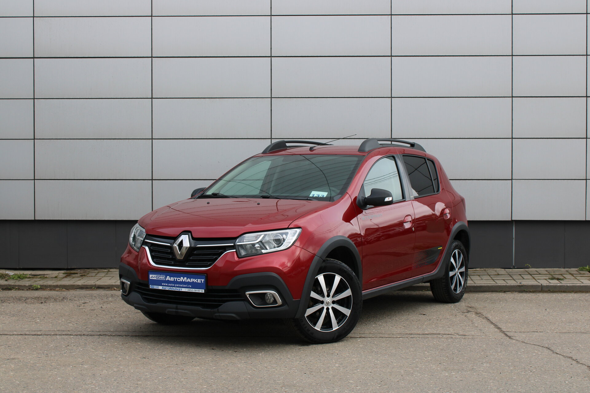 Красный Renault Sandero Stepway 1.6 MT (113 л.с.) 2022