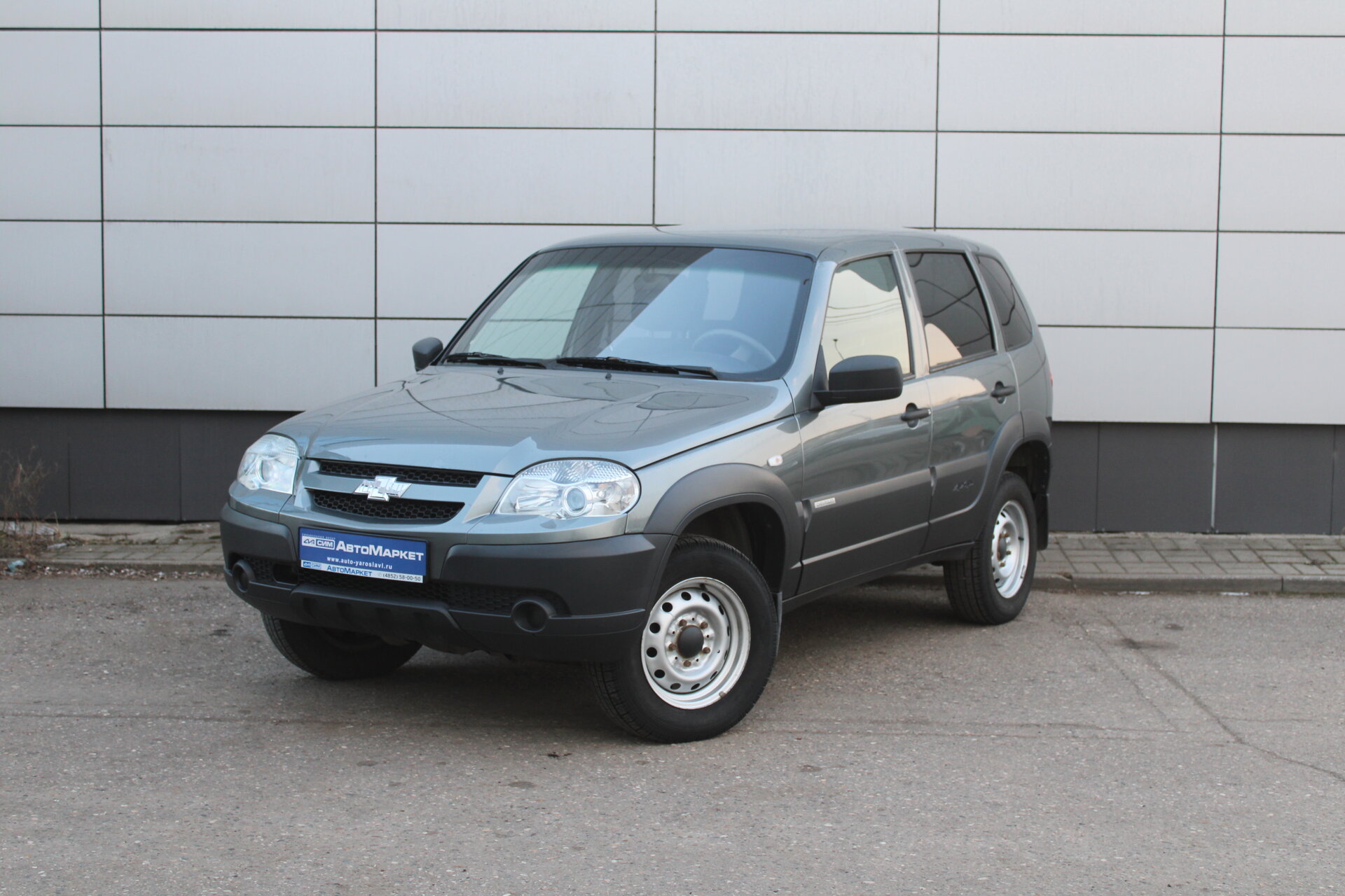 Серый Chevrolet Niva 1.7 MT (80 л.с.) 4WD 2017