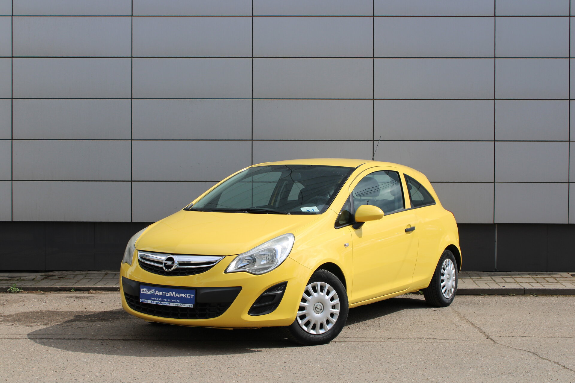 Желтый Opel Corsa 1.2 MT (85 л.с.) 2012