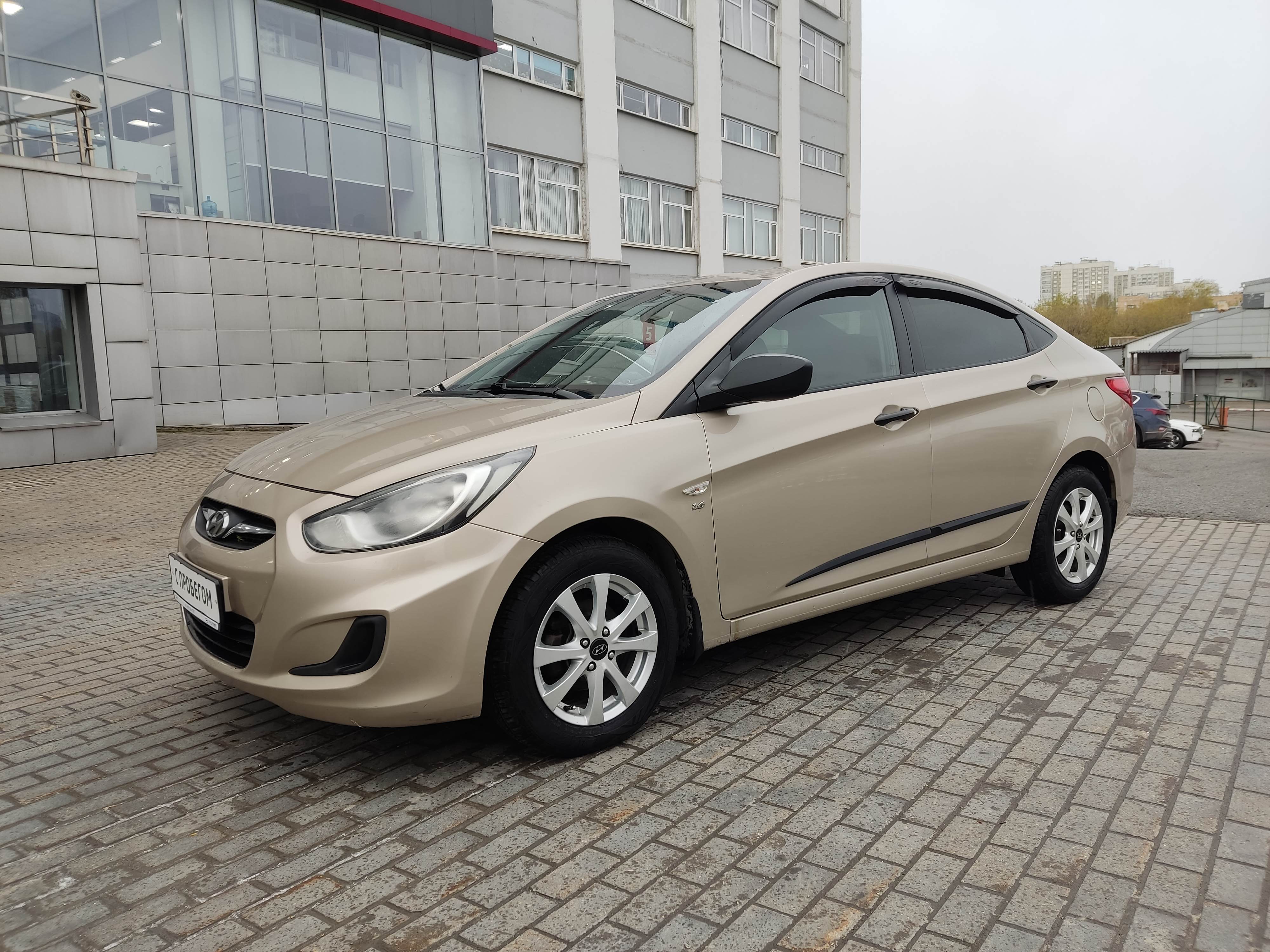 бежевый Hyundai Solaris 1.6 MT (123 л.с.) 2014