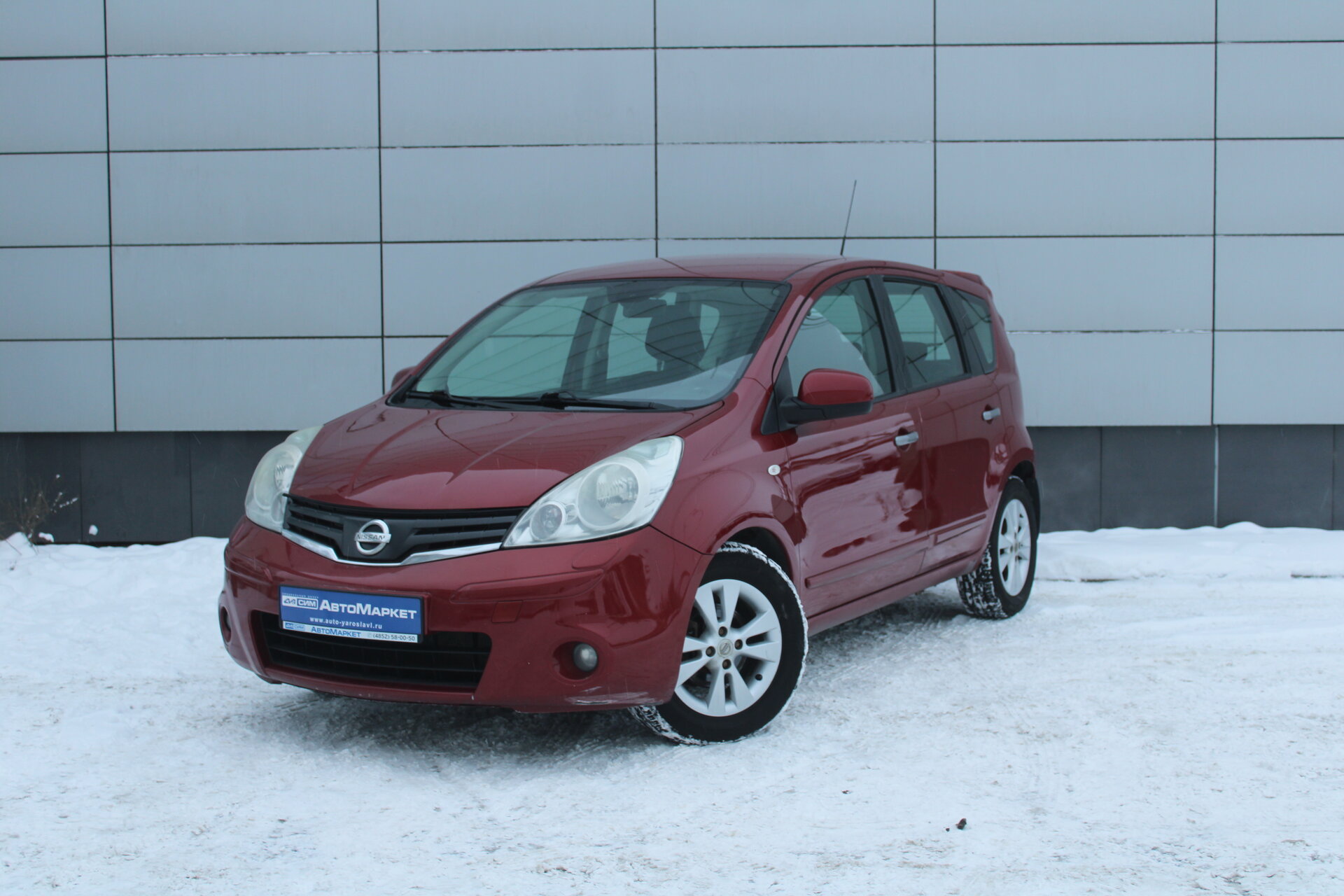 Красный Nissan Note 1.6 AT (110 л.с.) 2010