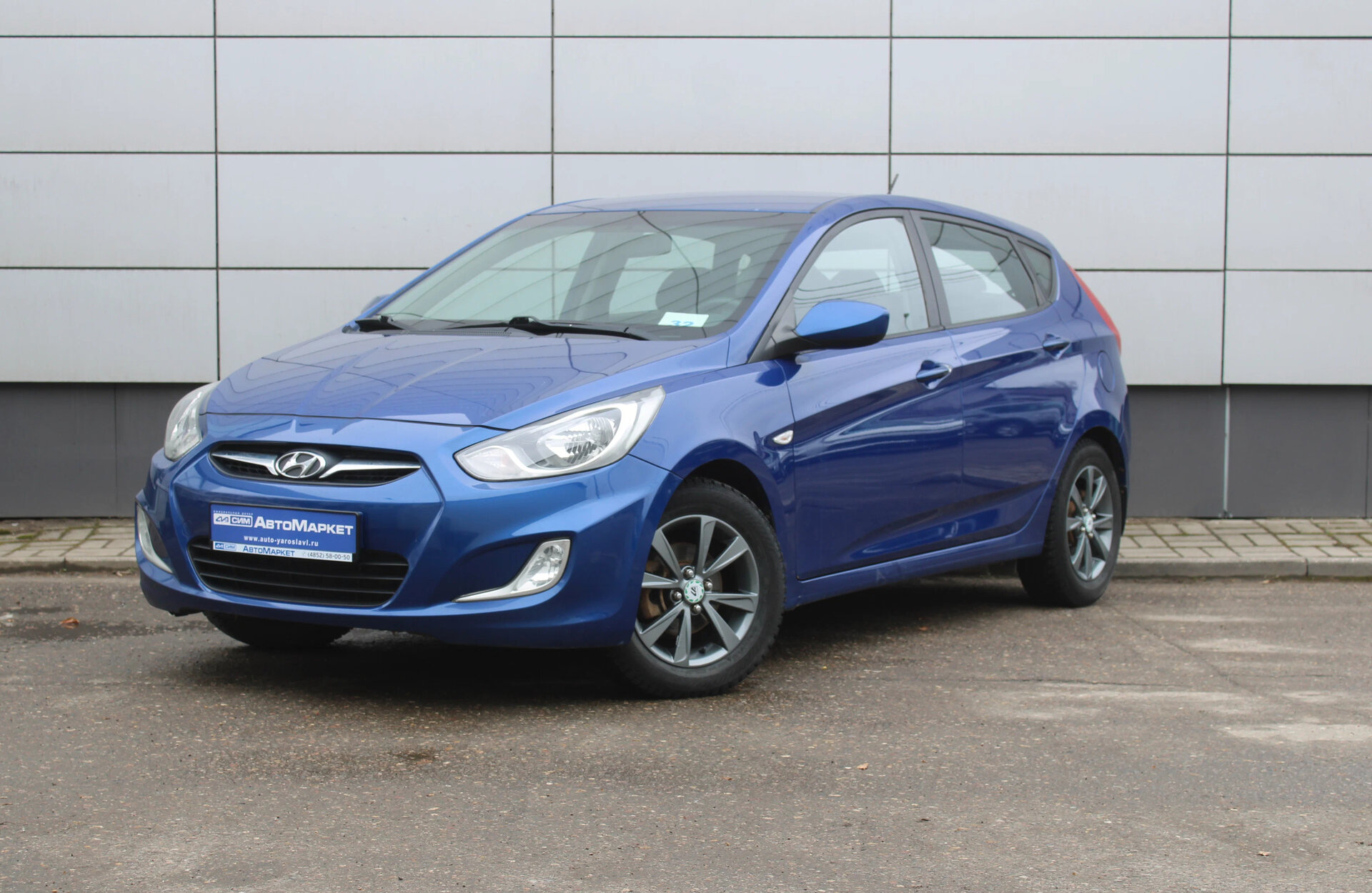 Синий Hyundai Solaris 1.4 MT (107 л.с.) 2012