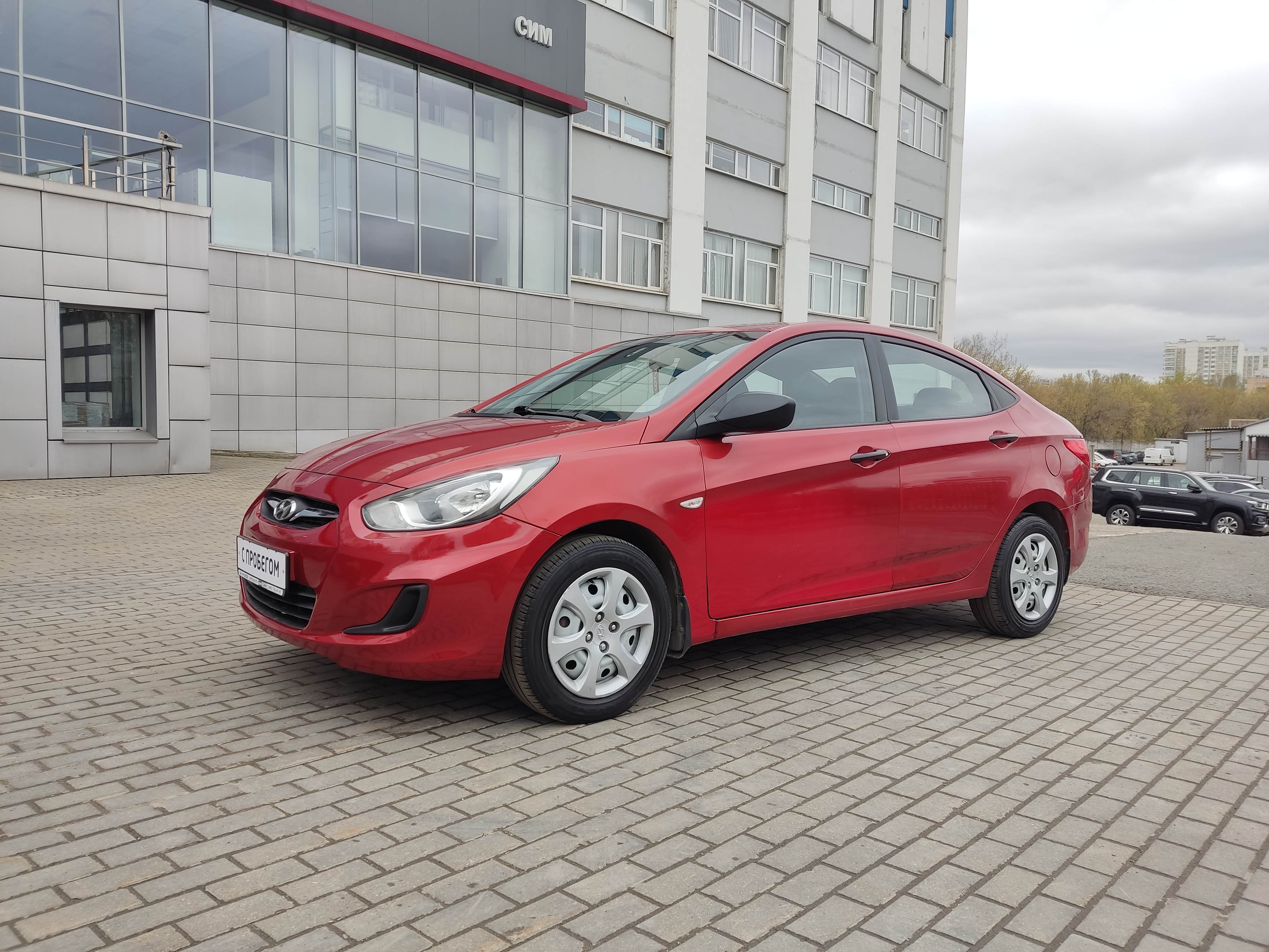 красный Hyundai Solaris 1.4 MT (107 л.с.) 2011