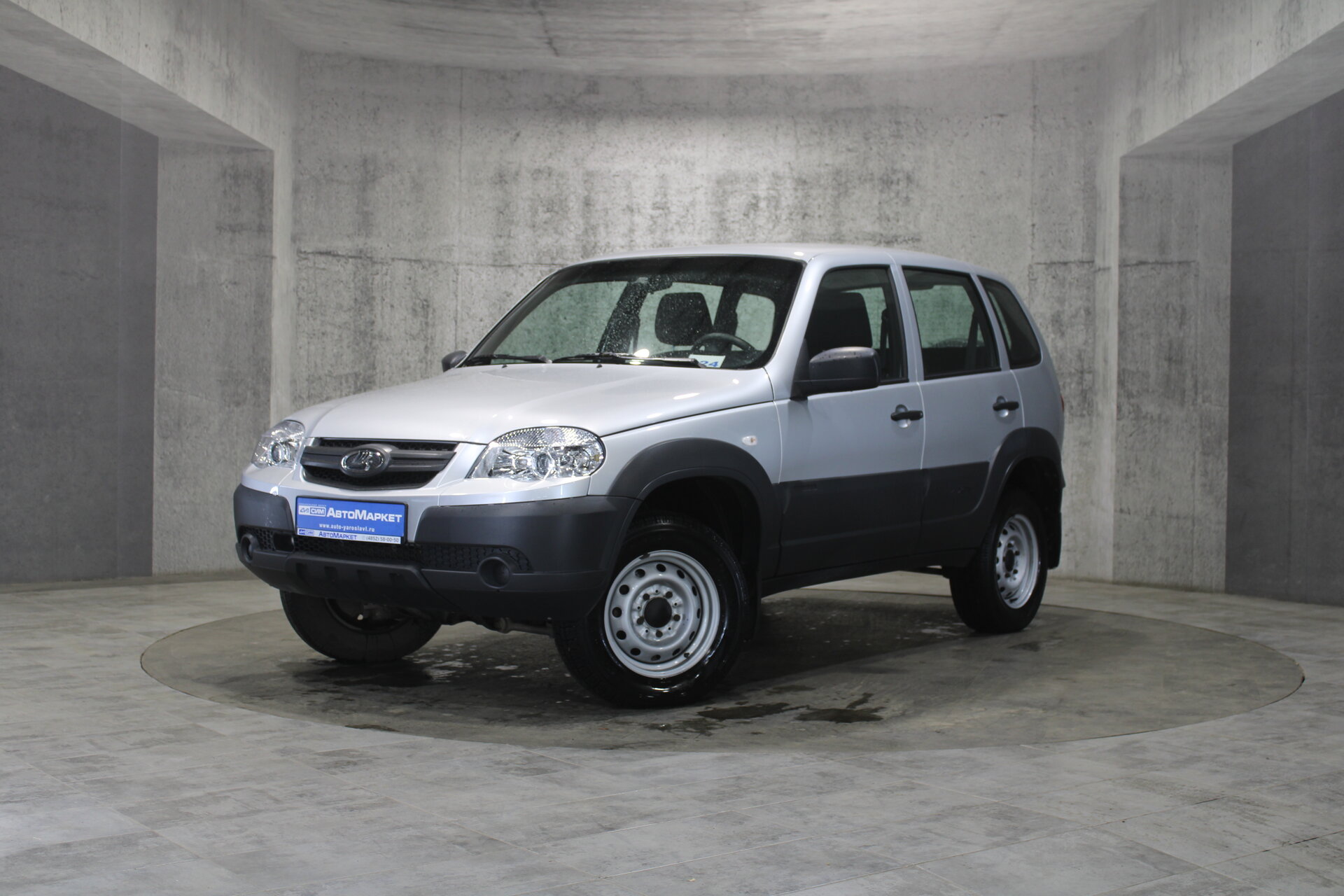 Серый Chevrolet Niva 1.7 MT (80 л.с.) 4WD 2020