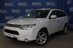 белый Mitsubishi Outlander 2.4 CVT (167 л.с.) 4WD 2013