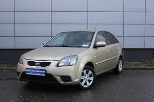 Золотой Kia Rio, II Рестайлинг 1.4 AT (95 л.с.) 2010