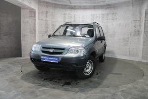 Серый Chevrolet Niva 1.7 MT (80 л.с.) 4WD 2011