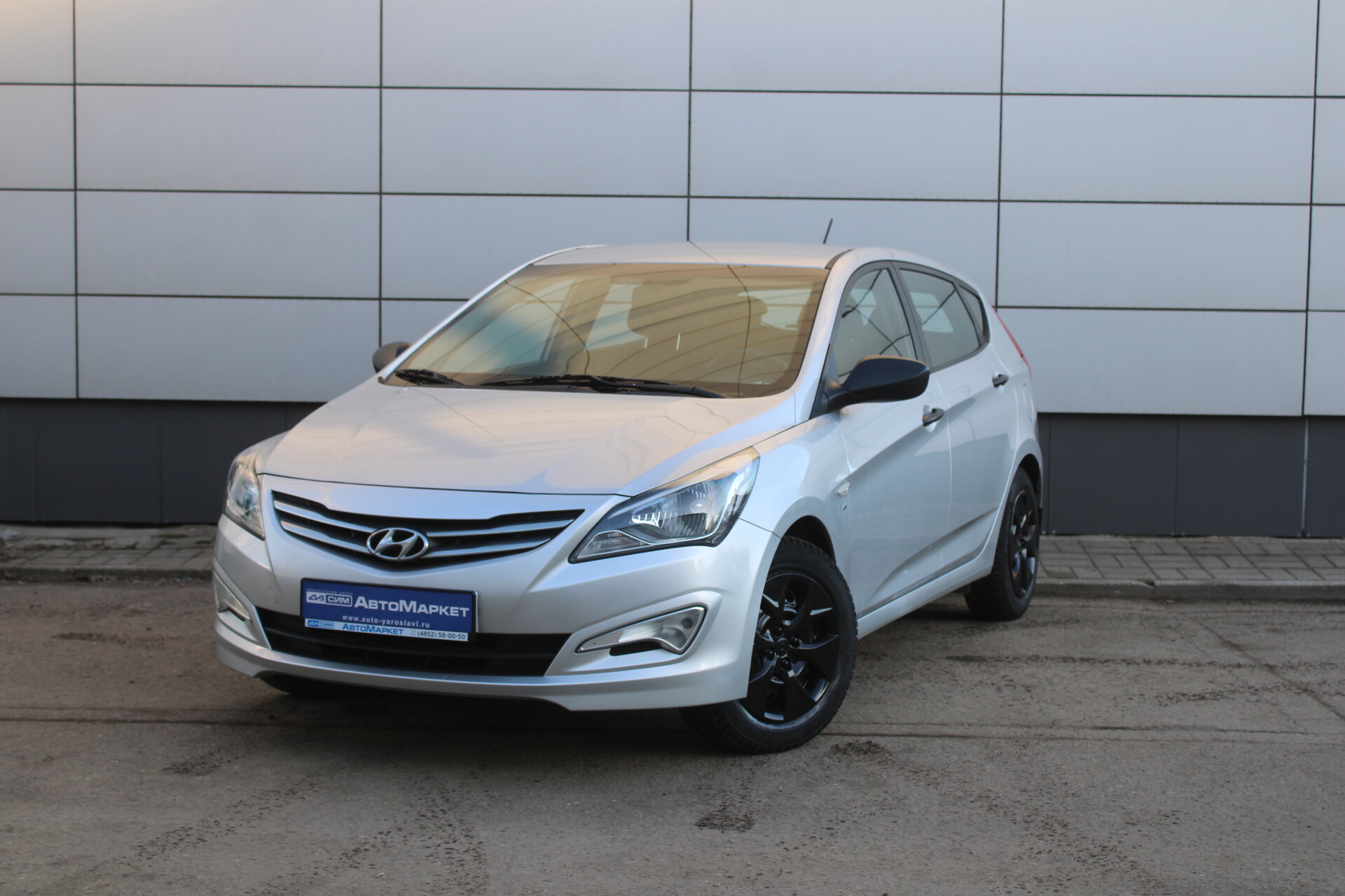 Серый Hyundai Solaris 1.6 MT (123 л.с.) 2015