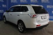 белый Mitsubishi Outlander 2.4 CVT (167 л.с.) 4WD 2013 фото 6