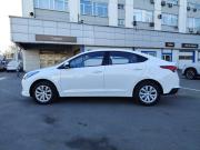 белый Hyundai Solaris 1.6 AT (123 л.с.) 2022 фото 1