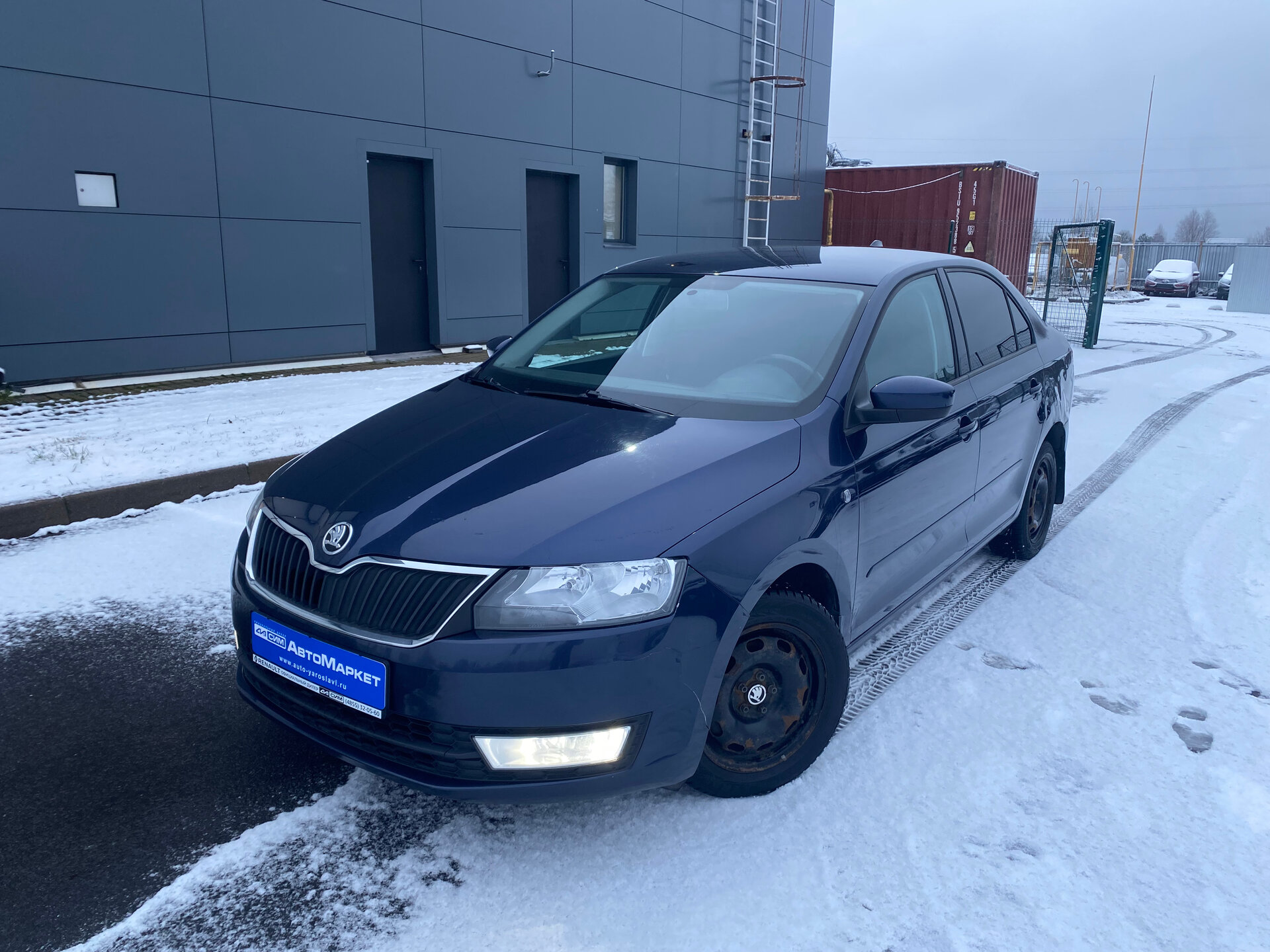Синий Skoda Rapid 1.6 AT (110 л.с.) 2015