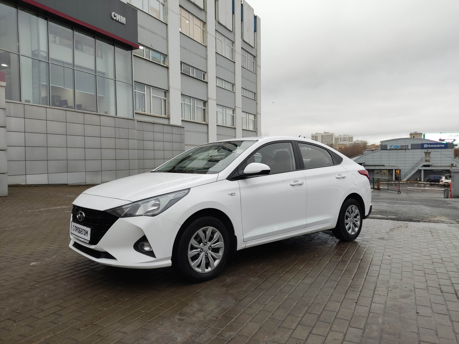 белый Hyundai Solaris 1.4 AT (100 л.с.) 2021