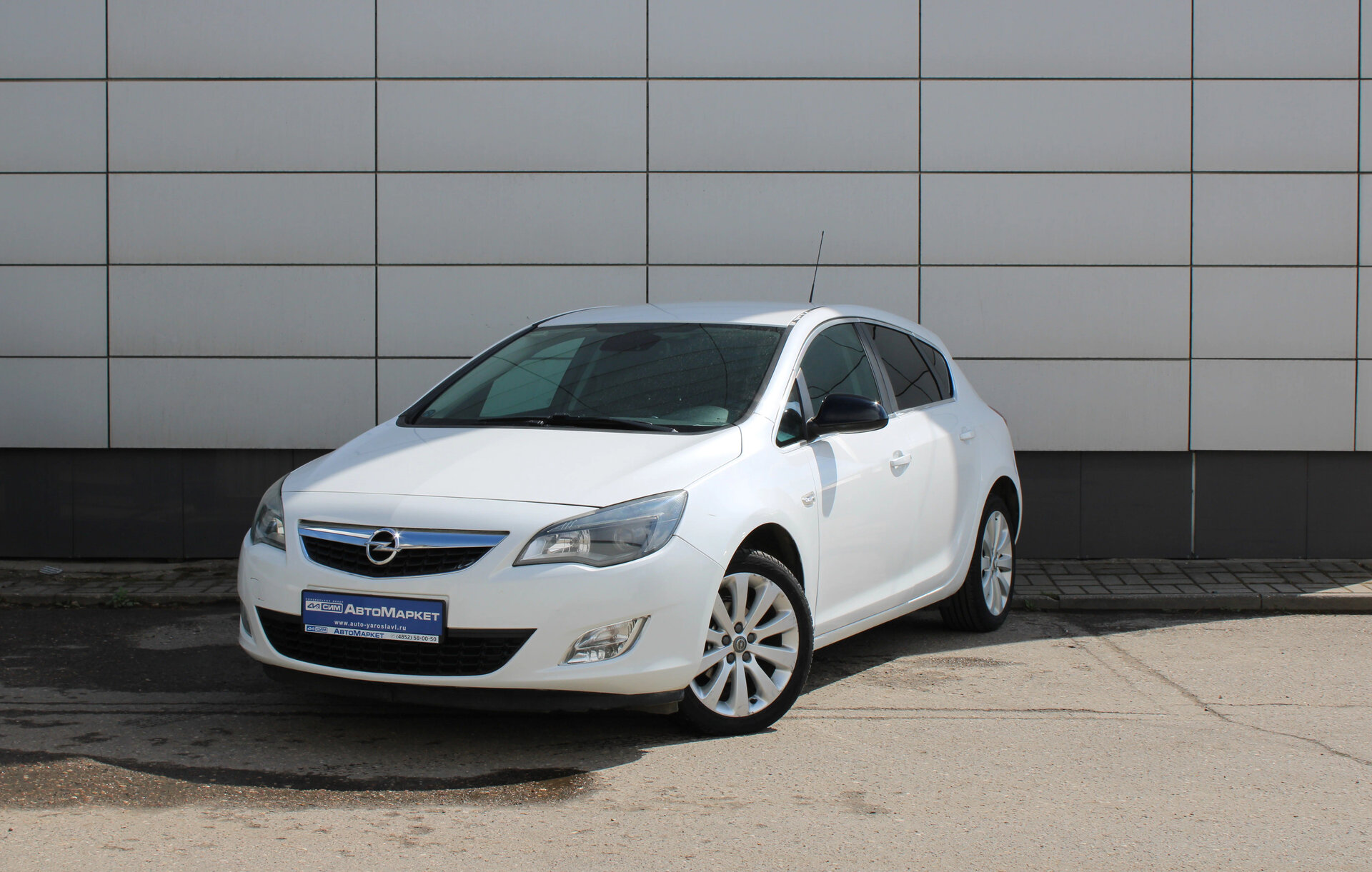 Белый Opel Astra 1.6 AT (115 л.с.) 2010