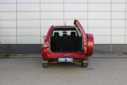 Красный Suzuki Grand Vitara 2.0 MT (140 л.с.) 4WD 2010 фото 11