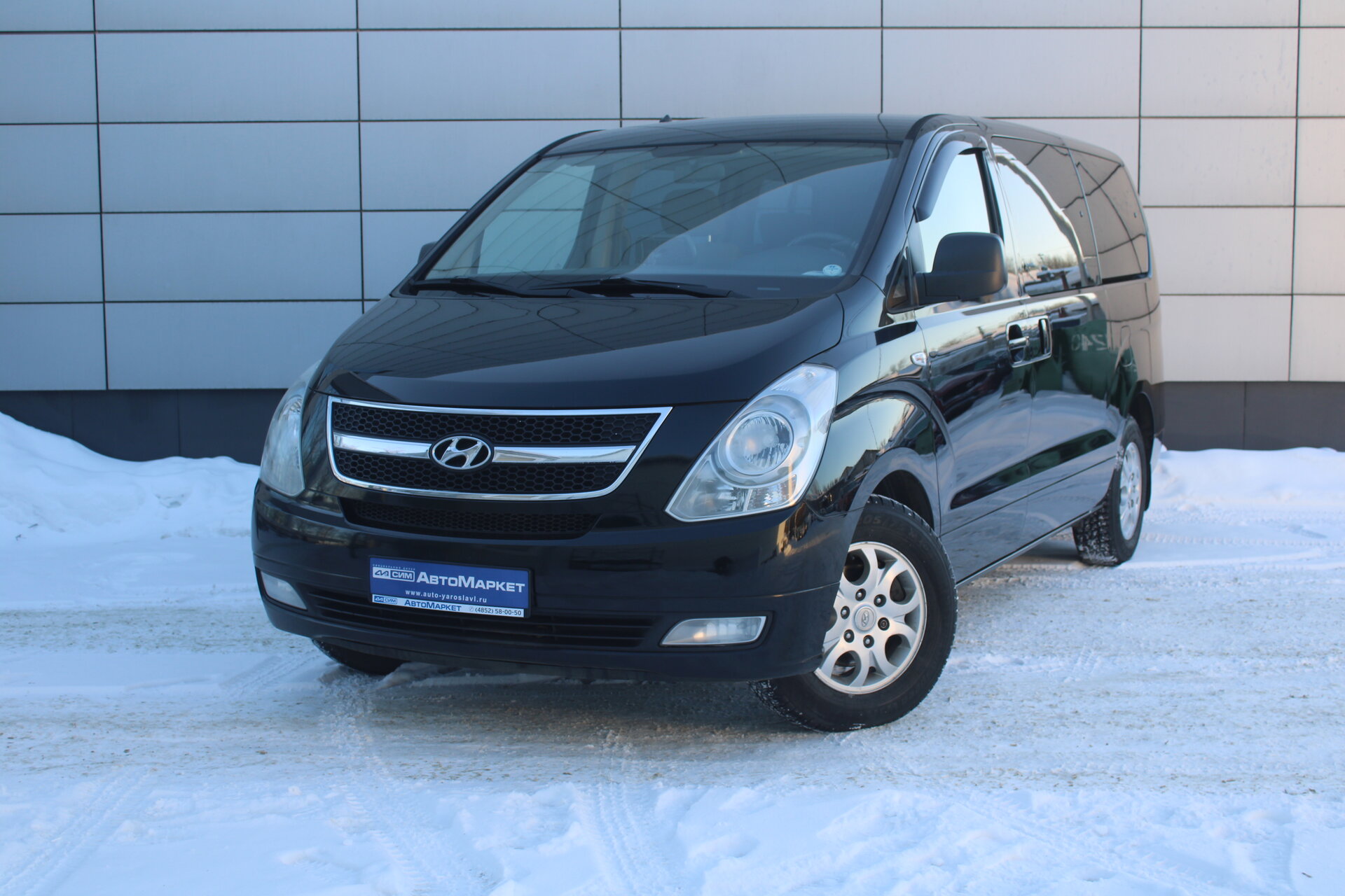 Серый Hyundai H-1 5-speed 2.5d MT (116 л.с.) 2011