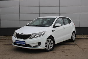 Белый Kia Rio, III 1.4 MT (107 л.с.) 2014