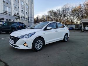 белый Hyundai Solaris 1.6 AT (123 л.с.) 2022