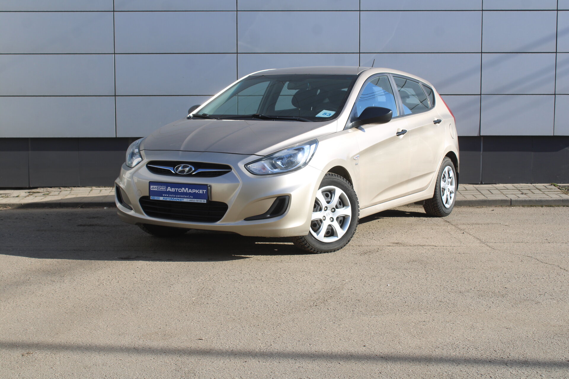 Бежевый Hyundai Solaris 1.6 AT (123 л.с.) 2013