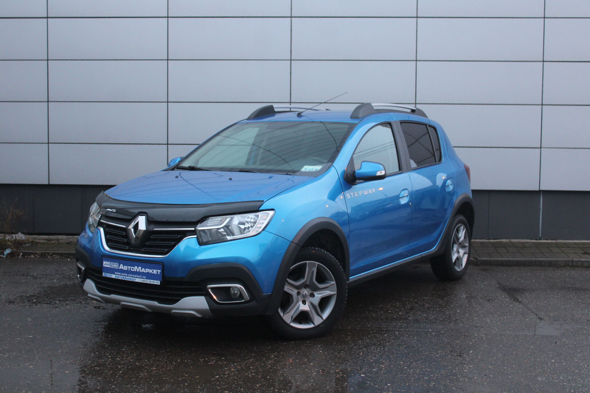 Синий Renault Sandero Stepway 1.6 MT (82 л.с.) 2019