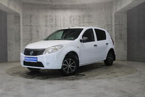 Белый Renault Sandero 1.4 MT (75 л.с.) 2012