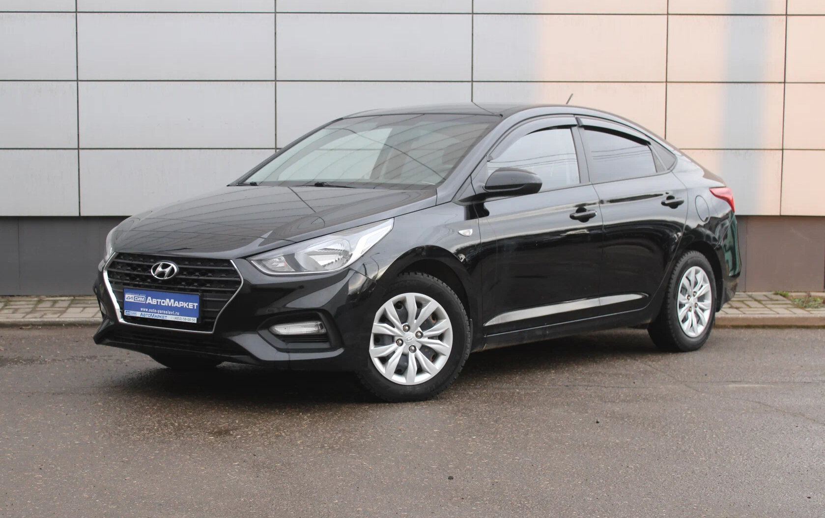 Черный Hyundai Solaris 1.6 MT (123 л.с.) 2017