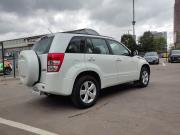 белый Suzuki Grand Vitara 2.0 AT (140 л.с.) 4WD 2011 фото 4