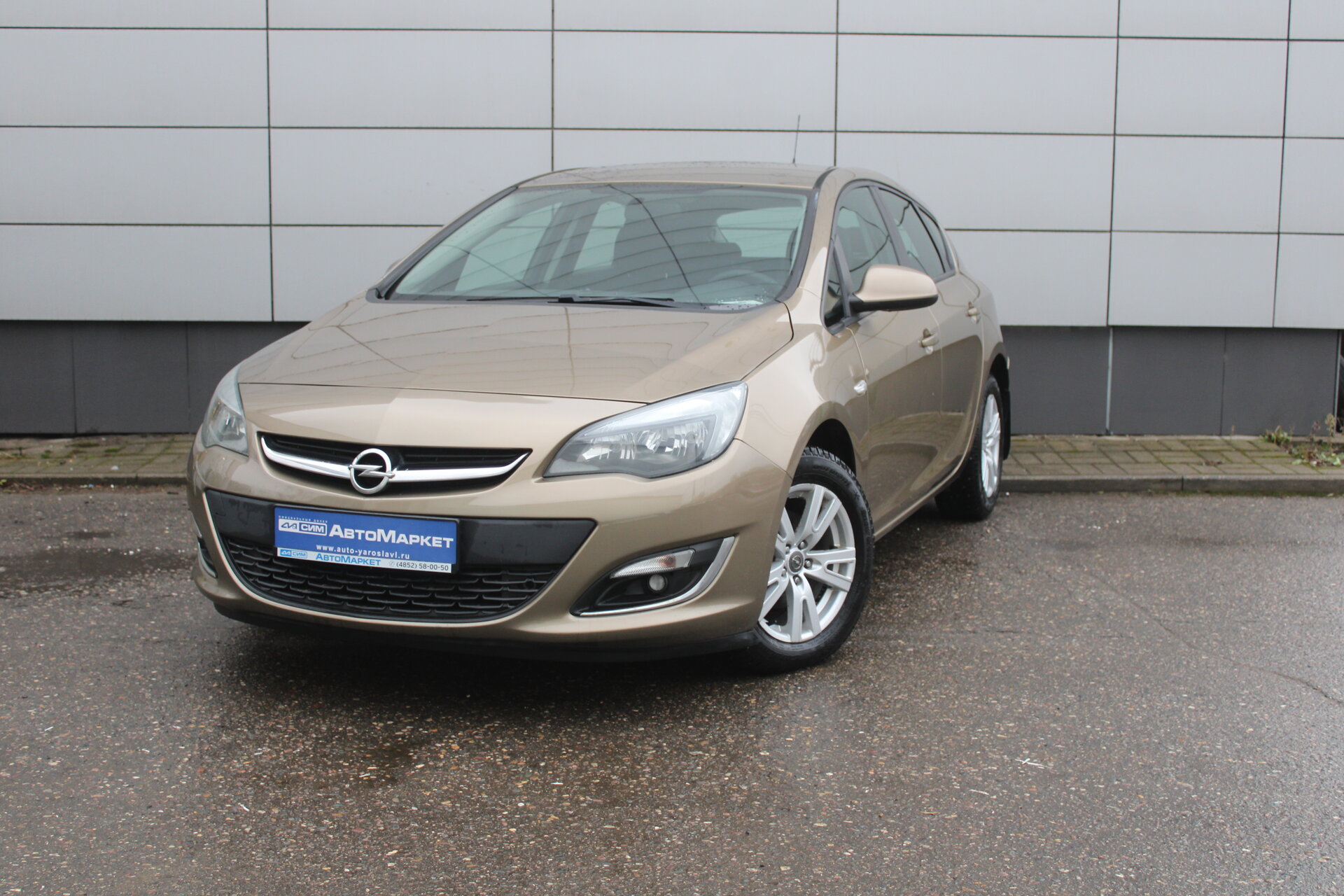Бежевый Opel Astra 1.6 AT (115 л.с.) 2012