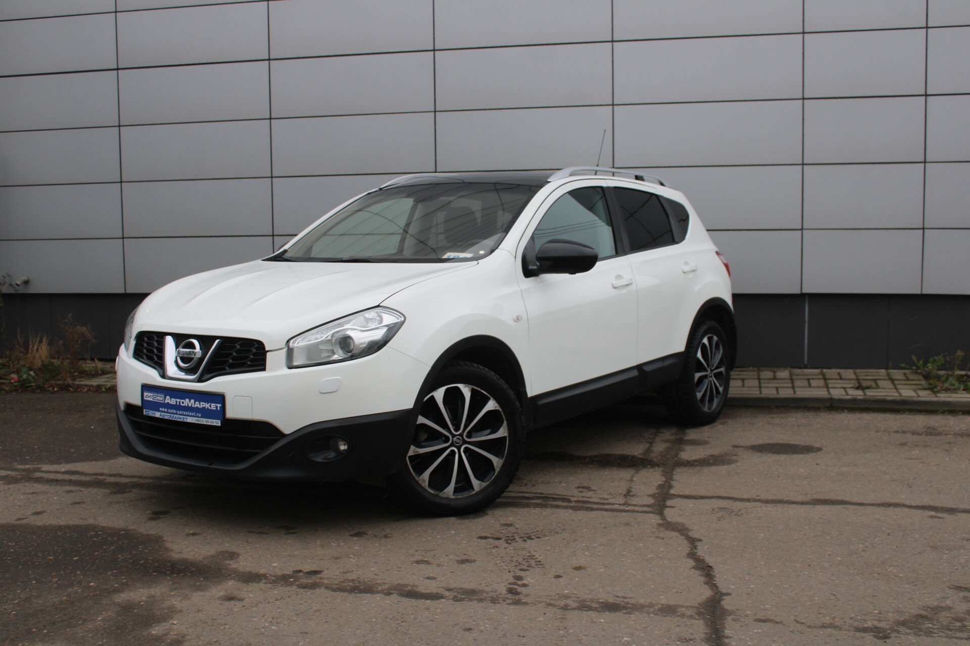 Белый Nissan Qashqai 1.6 CVT (117 л.с.) 2012