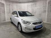 Серебряный Hyundai Solaris 1.6 MT (123 л.с.) 2011 фото 2