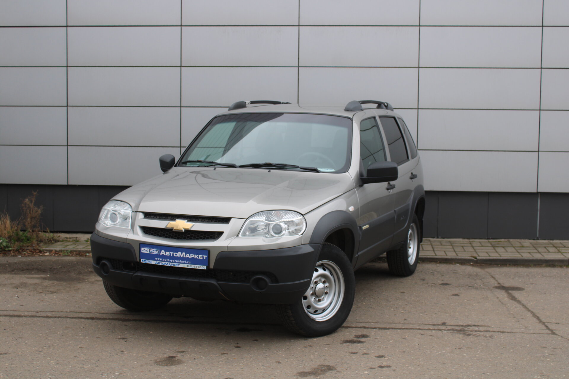 Серый Chevrolet Niva 1.7 MT (80 л.с.) 4WD 2017