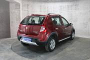 Красный Renault Sandero Stepway 1.6 AT (103 л.с.) 2012 фото 5