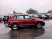Красный Volkswagen Tiguan 1.4 AMT (150 л.с.) 4WD 2022 фото 5
