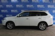белый Mitsubishi Outlander 2.4 CVT (167 л.с.) 4WD 2013 фото 2