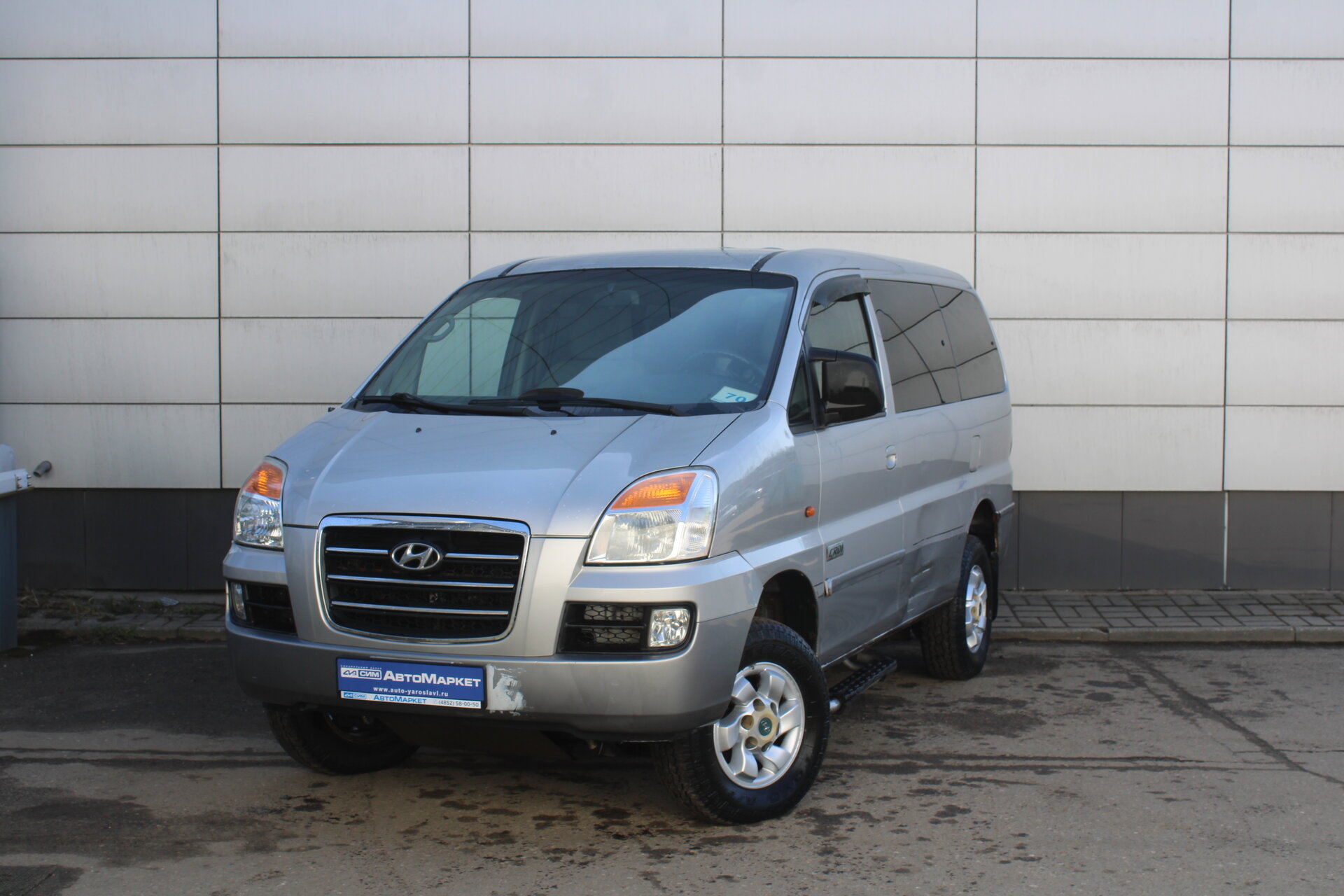 Серебряный Hyundai H-1 2.5d MT (140 л.с.) 4WD 2006