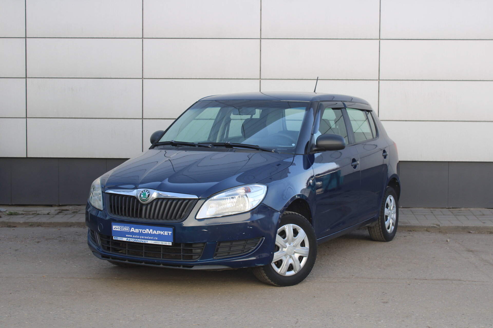 Синий Skoda Fabia 1.2 MT (70 л.с.) 2012