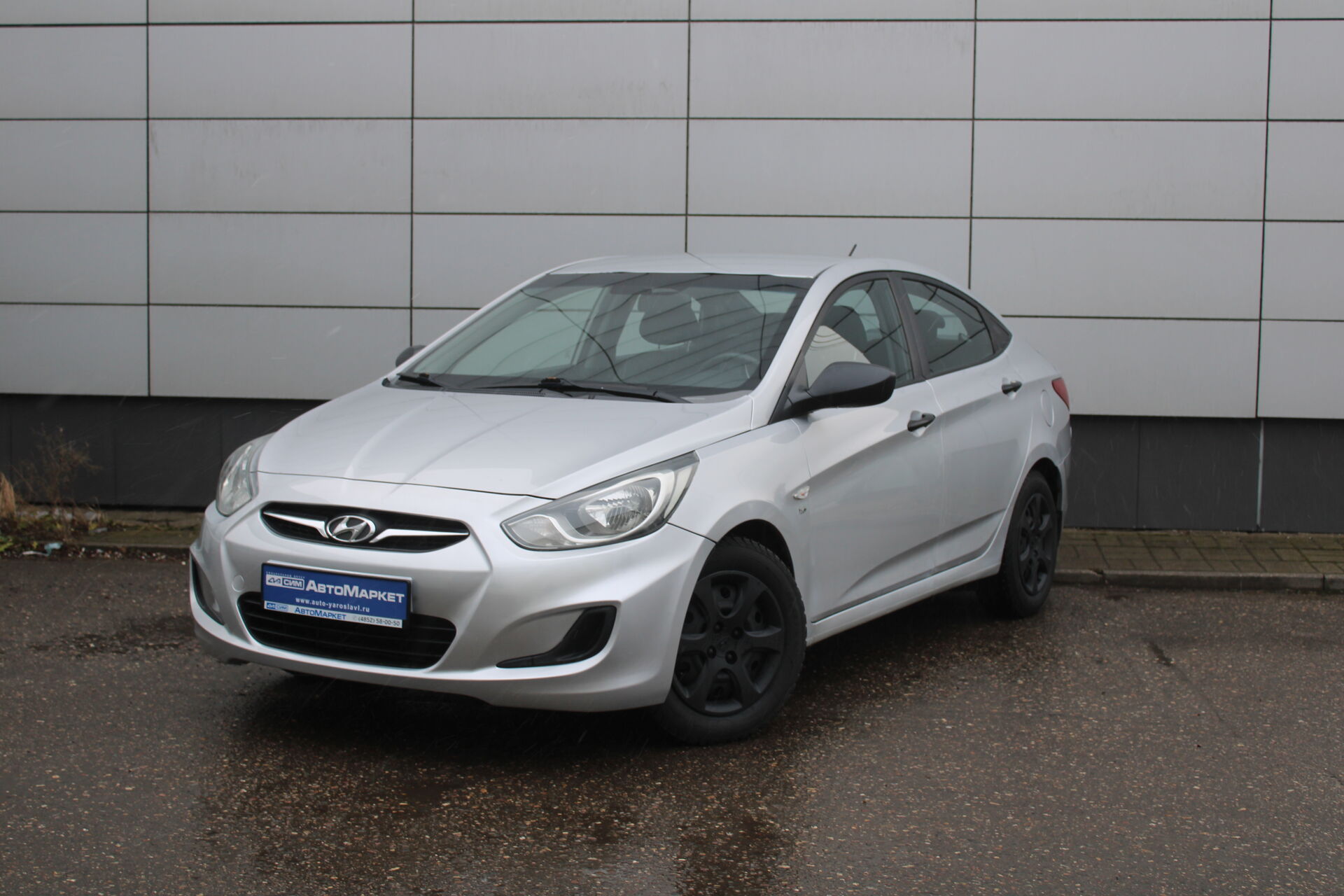 Серебряный Hyundai Solaris 1.6 MT (123 л.с.) 2012