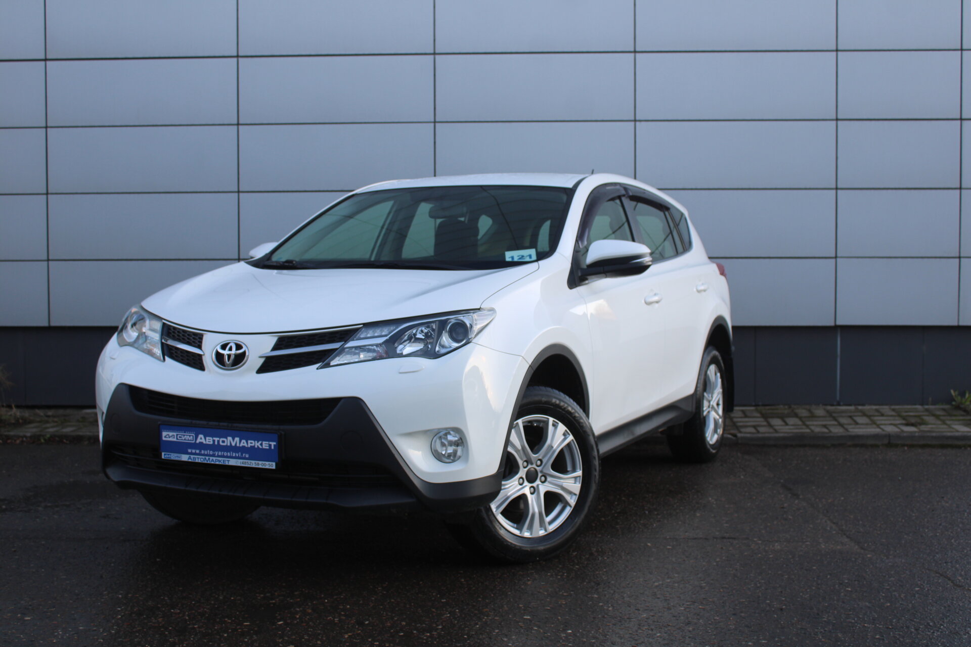 Белый Toyota RAV4 2.0 MT (146 л.с.) 2015