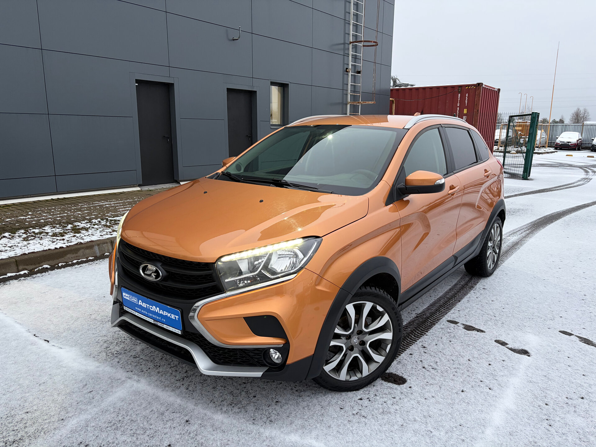 Оранжевый Lada (ВАЗ) XRAY Cross 1.8 MT (122 л.с.) 2019