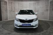 Белый Kia Rio 1.6 AT (123 л.с.) 2016 фото 1