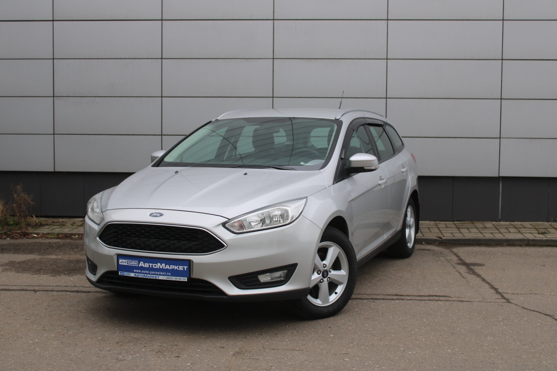 Серый Ford Focus 1.6 MT (125 л.с.) 2017