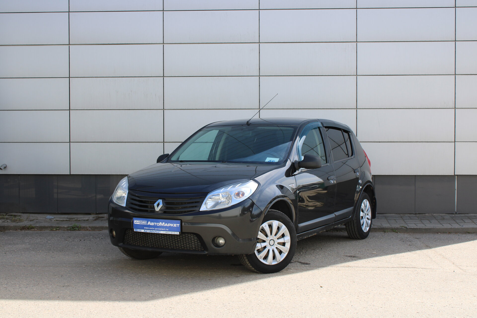 Черный Renault Sandero 1.4 MT (75 л.с.) 2011