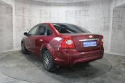 Красный Ford Focus 2.0 AT (145 л.с.) 2008 фото 7