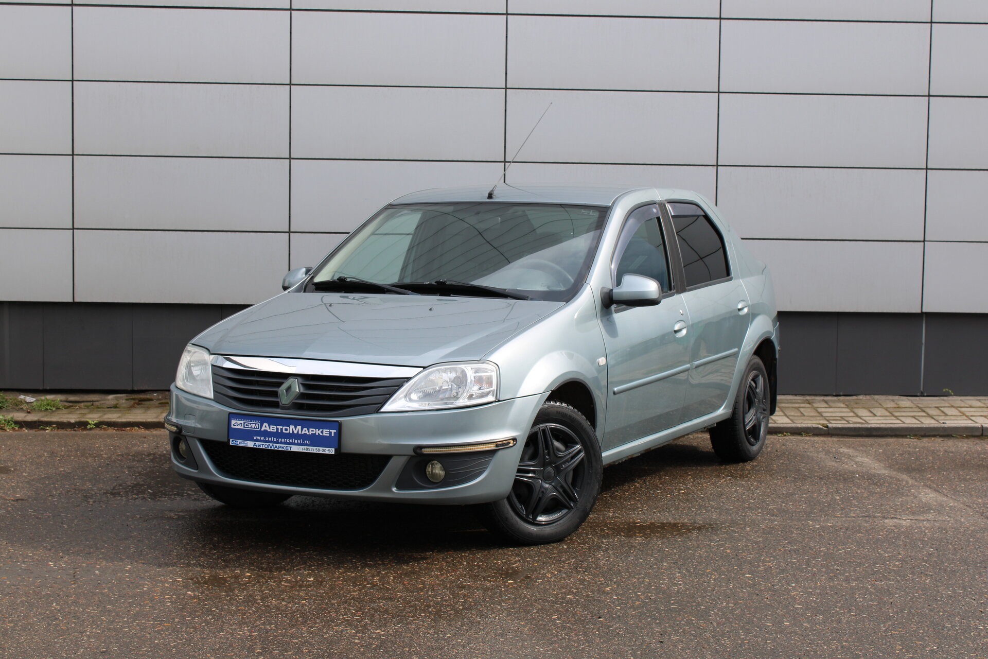 Синий Renault Logan 1.6 MT (84 л.с.) 2011
