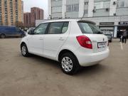 белый Skoda Fabia 1.2 MT (70 л.с.) 2013 фото 2