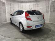 Серебряный Hyundai Solaris 1.6 MT (123 л.с.) 2011 фото 7