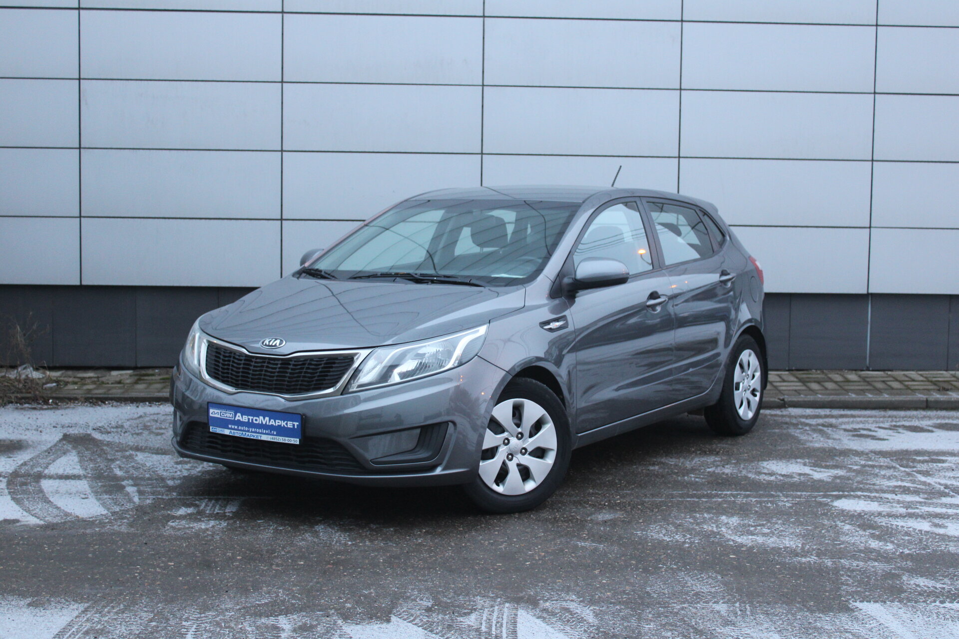 Серый Kia Rio, III 1.4 MT (107 л.с.) 2014