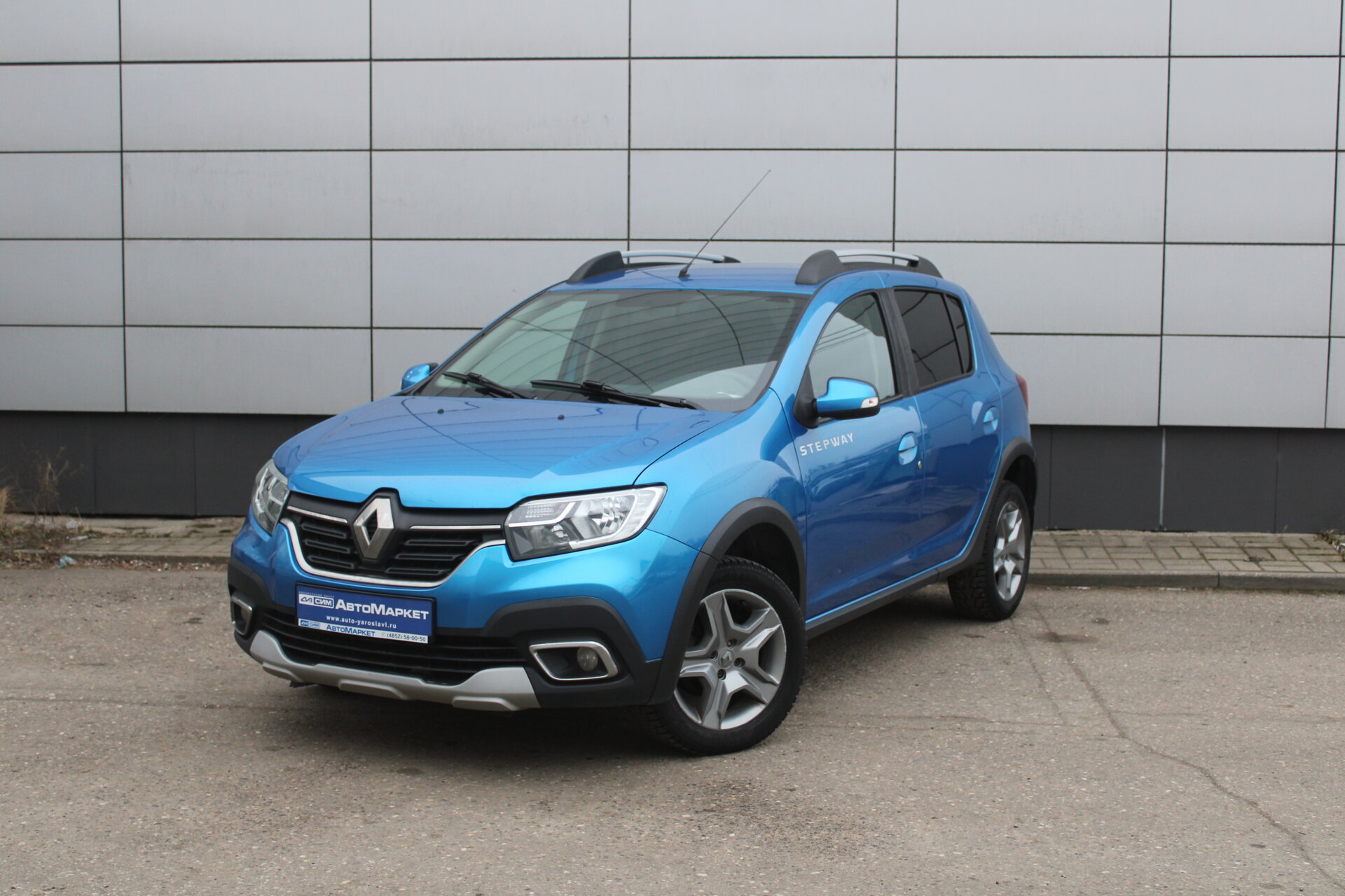 Синий Renault Sandero Stepway 1.6 AT (102 л.с.) 2020