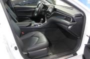 белый Toyota Camry 2.5 AT (200 л.с.) 2021 фото 17