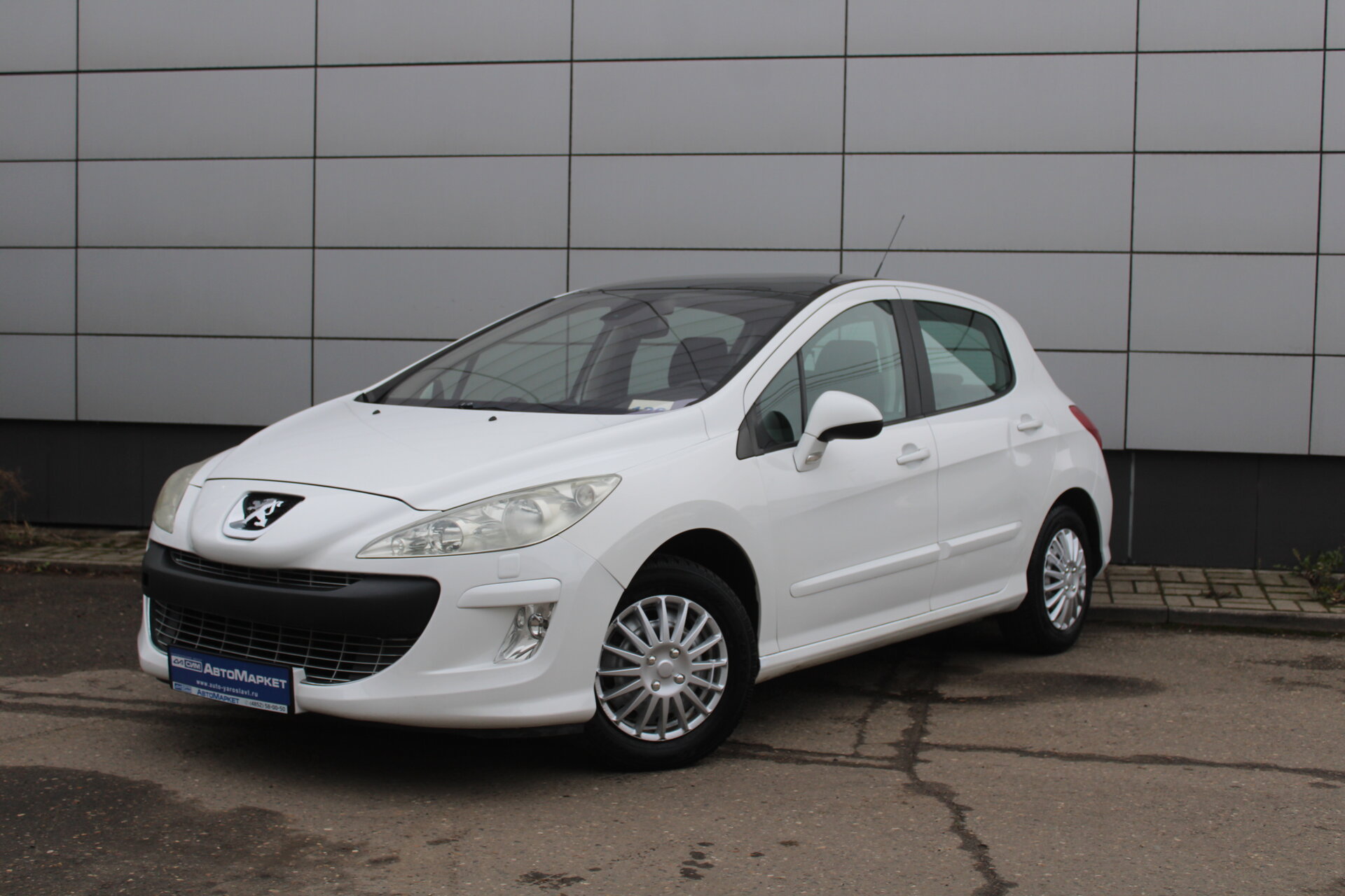 Белый Peugeot 308 1.6 AT (120 л.с.) 2010